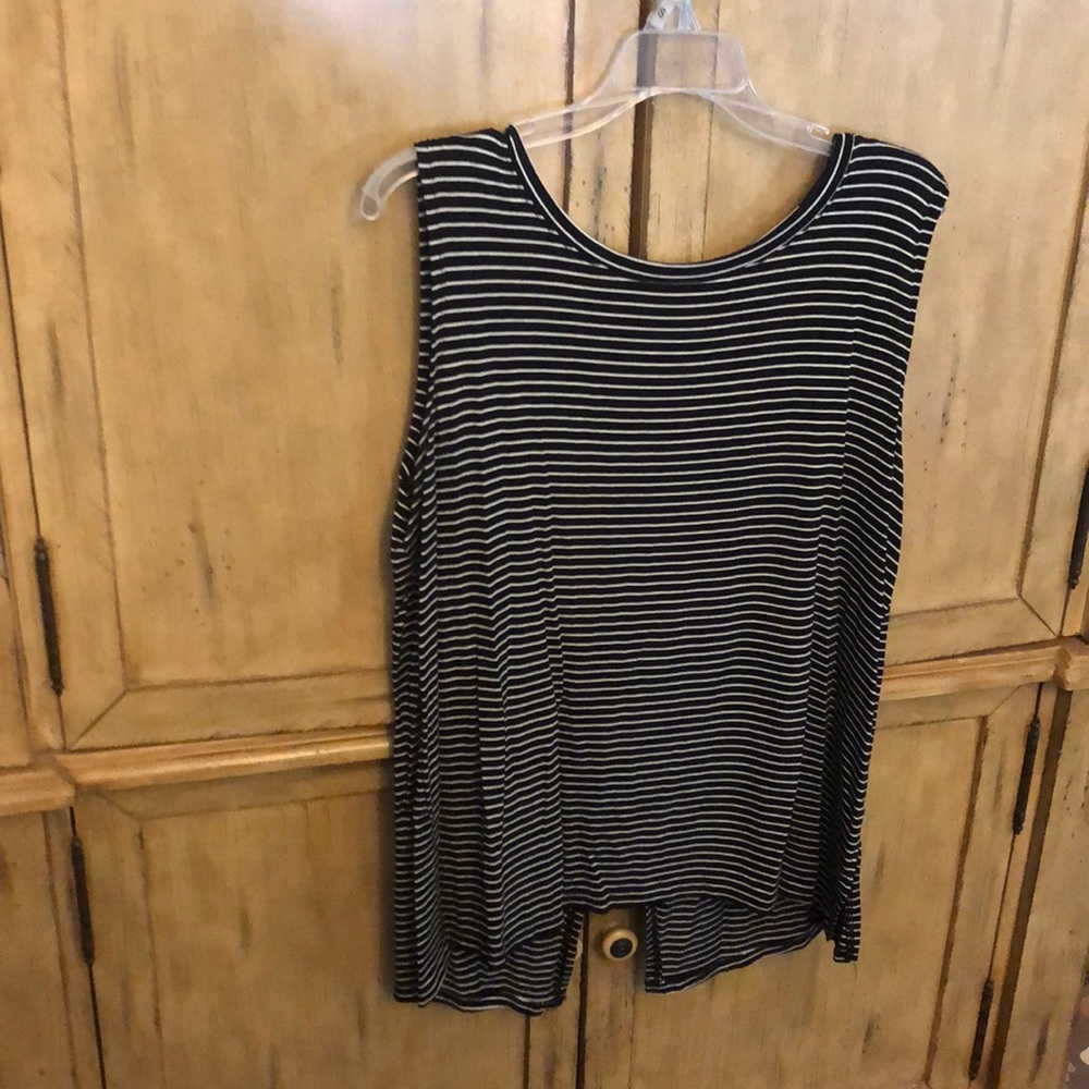 Old navy split back tee